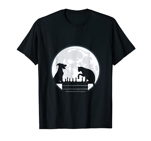 Divertido gato, perro y luna jugando al ajedrez en casa Camiseta