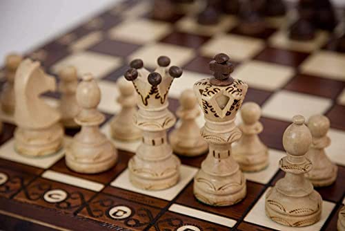 Hermoso juego de ajedrez con tablero de madera y piezas hechas a mano. Producto...