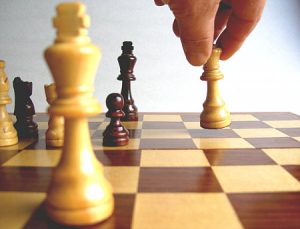 ¿Qué piezas se mueven primero en el ajedrez?
